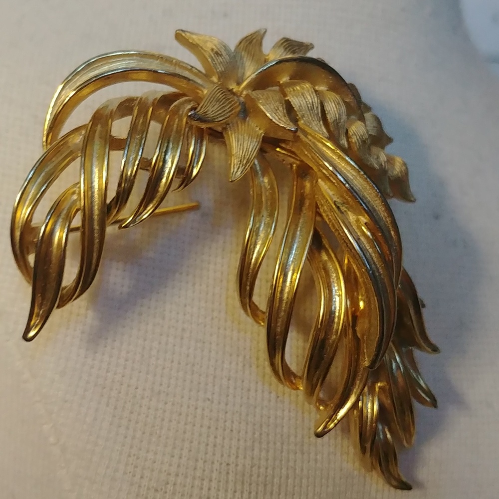 Vintage Lisner 60"s Leaf Brooch